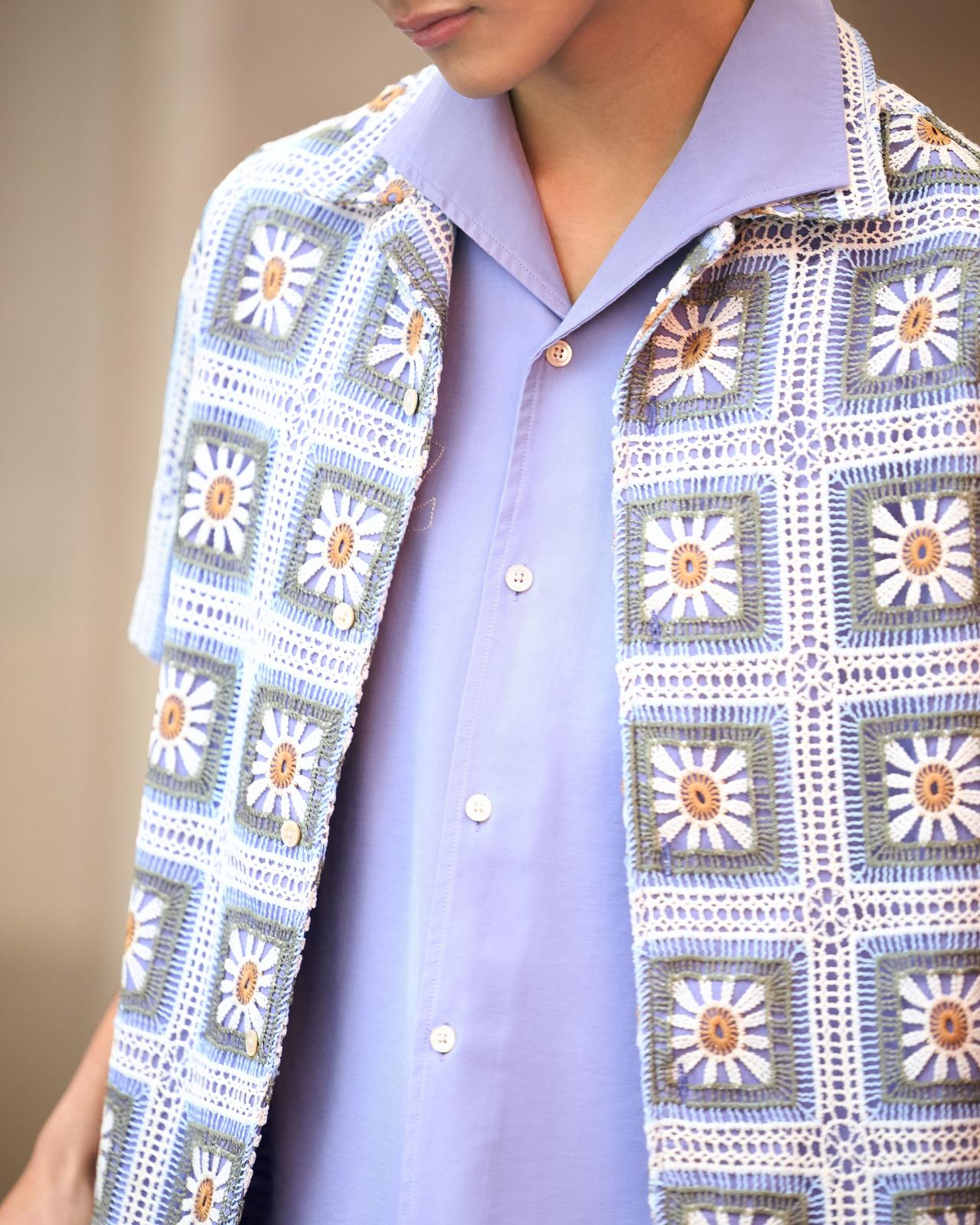 Modèle masculin portant une chemise décontractée violette à fleurs