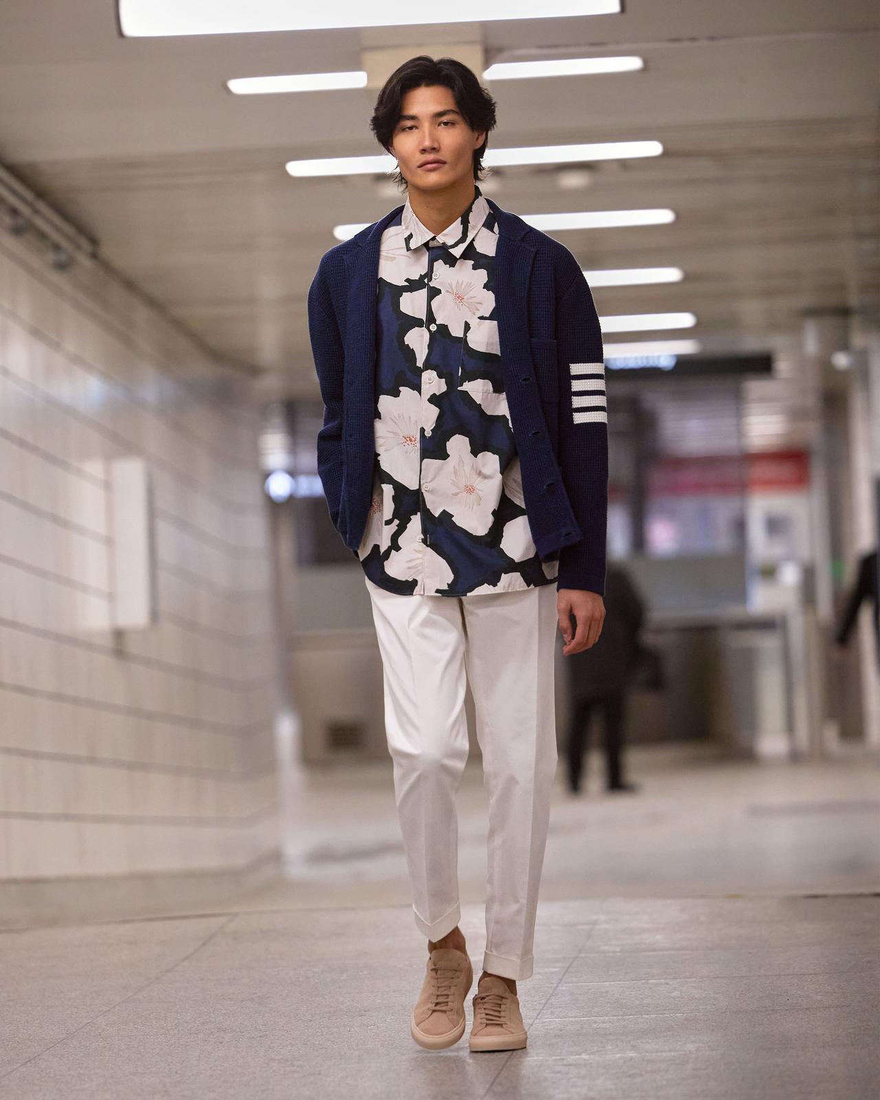 Modèle masculin portant une chemise décontractée violette à fleurs