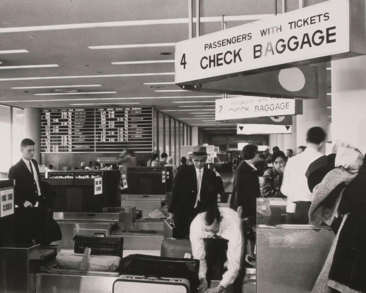 Photo en noir et blanc d'un aéroport