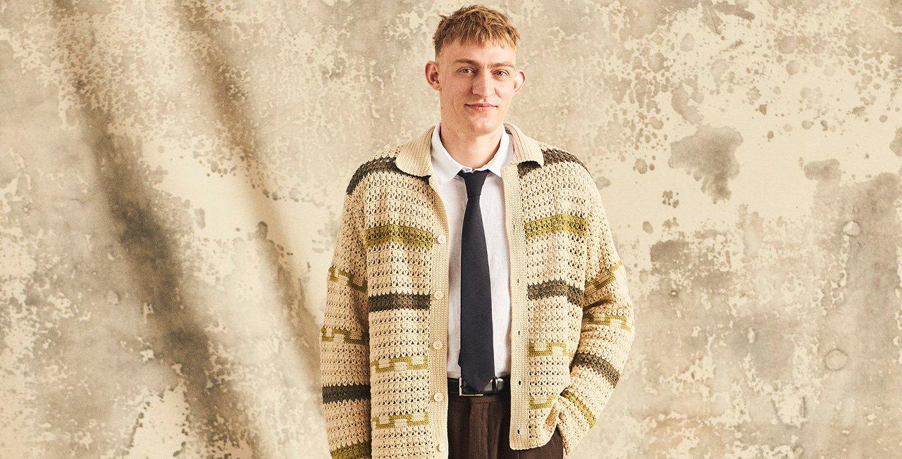 Un mannequin homme portant NN.07 présente la marque à Harry Rosen