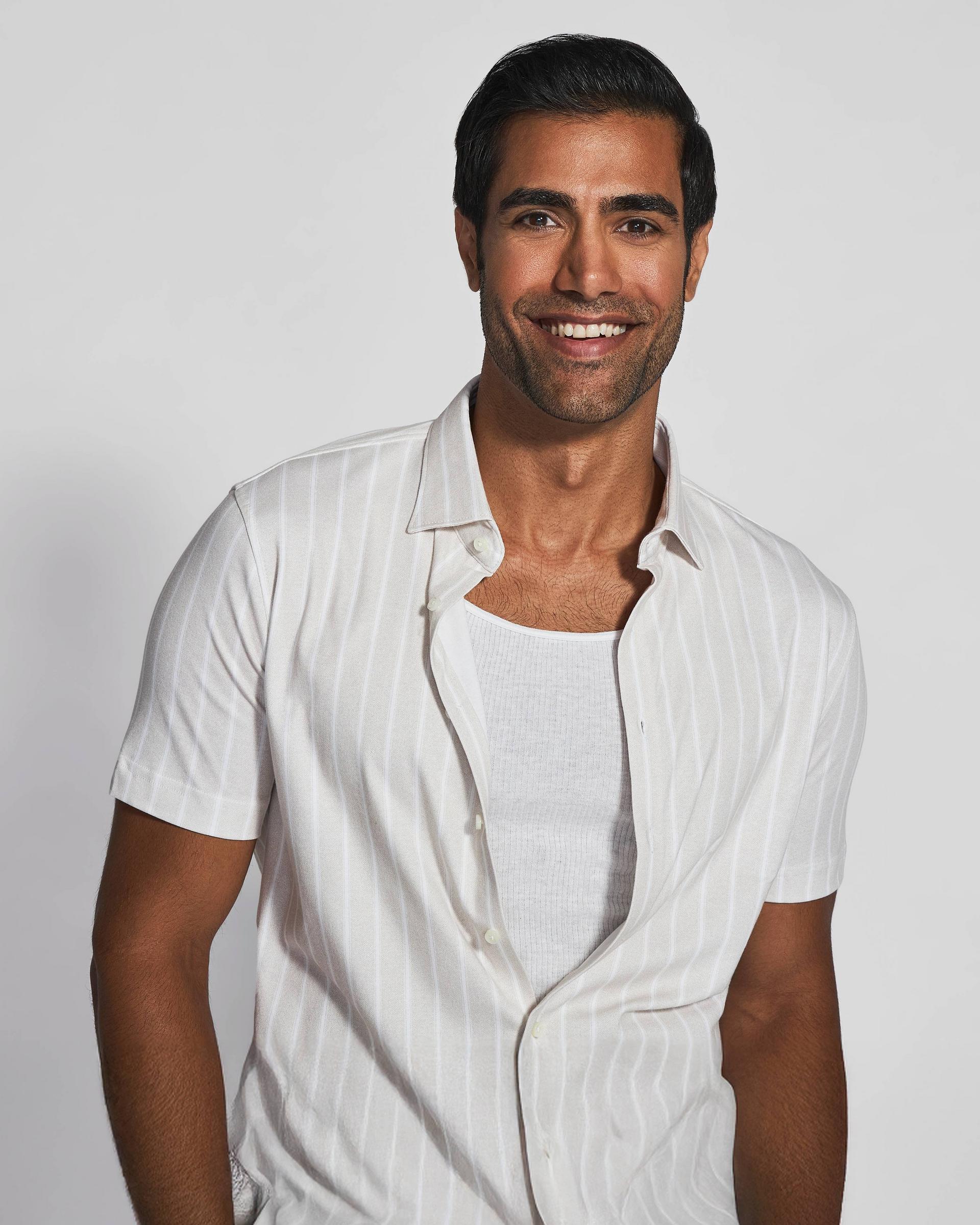  Modèle masculin portant une chemise décontractée à rayures