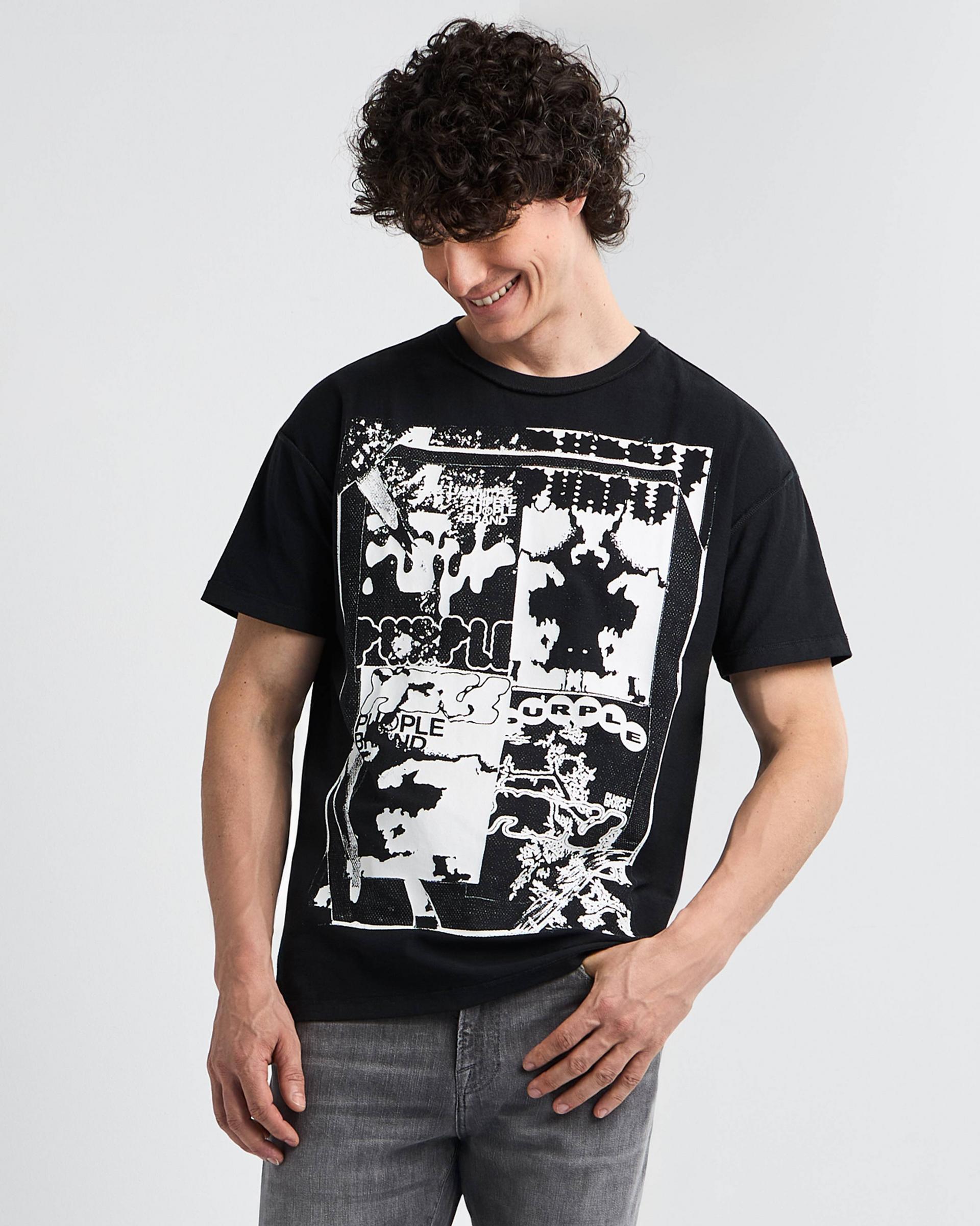 Modèle masculin portant un t-shirt noir graphique