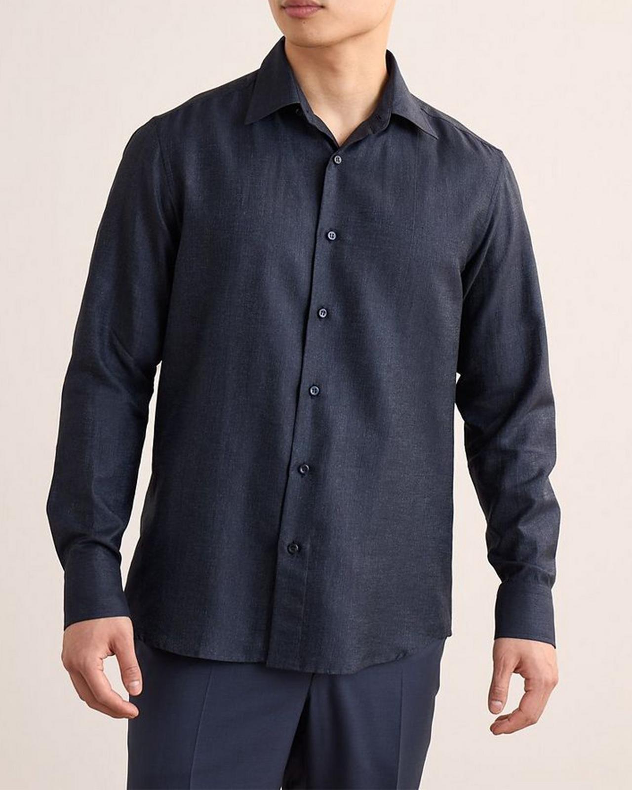 Modèle masculin portant une chemise décontractée Brioni bleu marin