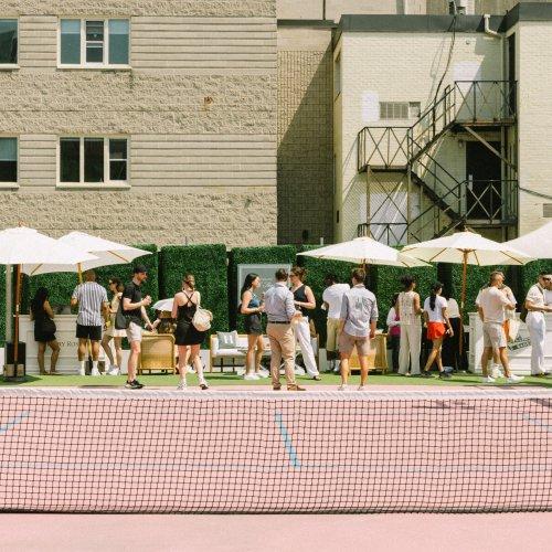 Des gens profitant d’un événement en plein air ensoleillé lors des Sundays with Harry