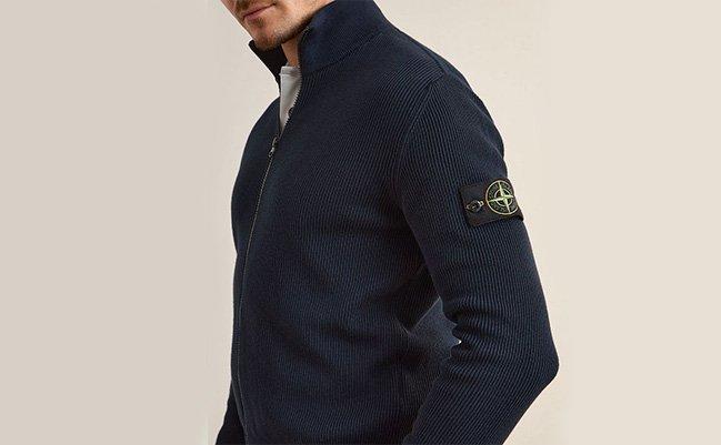 Un homme portant un sweat Stone Island.