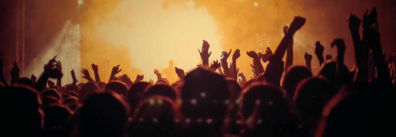 Concert d'été mettant en vedette des gens qui dansent