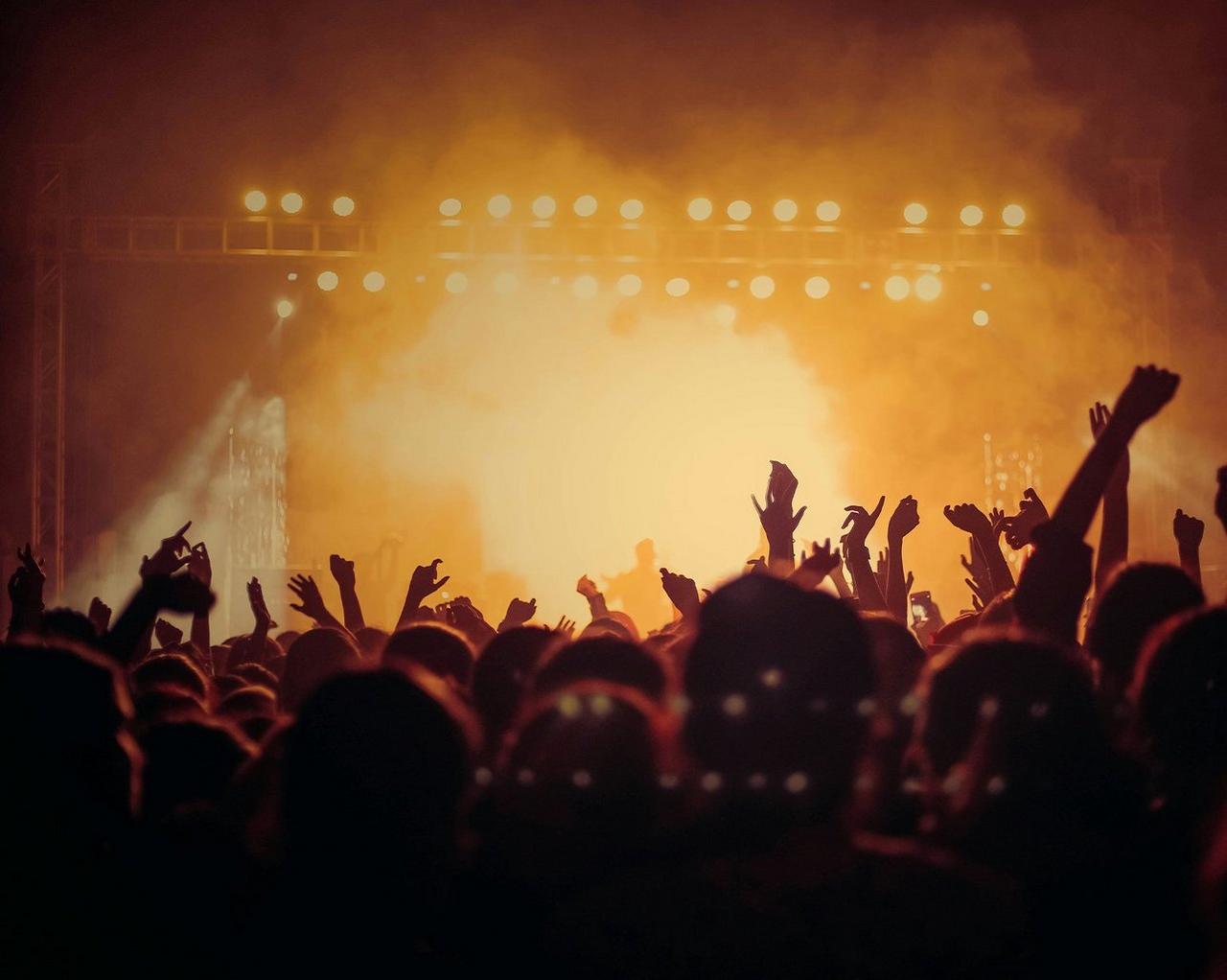 Concert d'été mettant en vedette des gens qui dansent