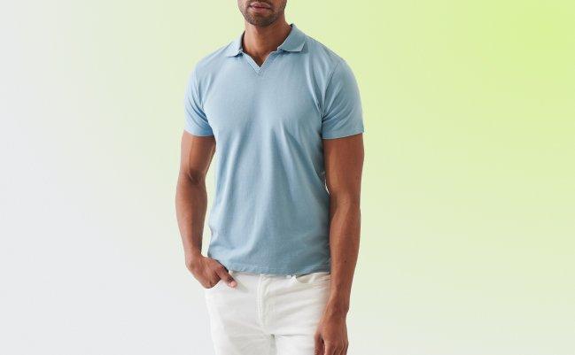 Un homme portant un t-shirt bleu pâle avec un pantalon blanc