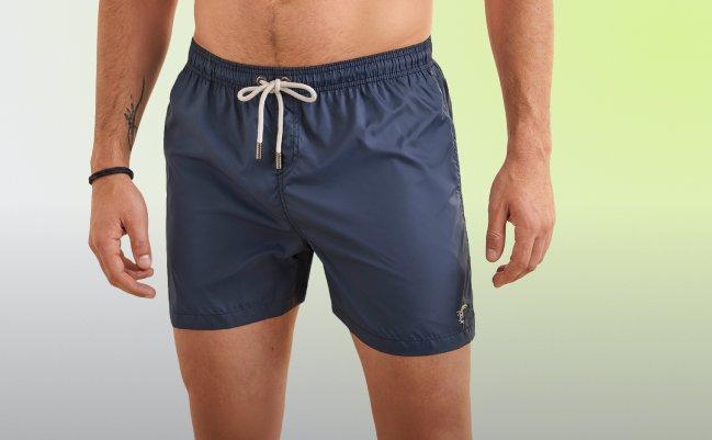 Un homme portant un short de bain bleu marine