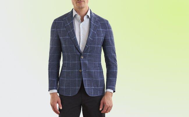 Mannequin portant une veste de sport ajustée à carreaux bleus avec un motif discret à carreaux, associée à une chemise habillée bleu clair et un pantalon foncé