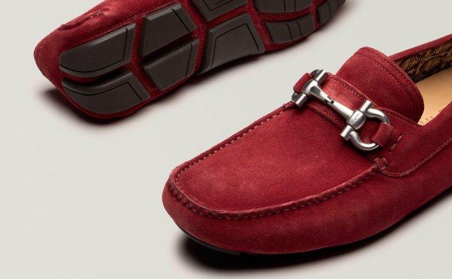 Une paire de mocassins Ferragamo en suède bleu pâle
