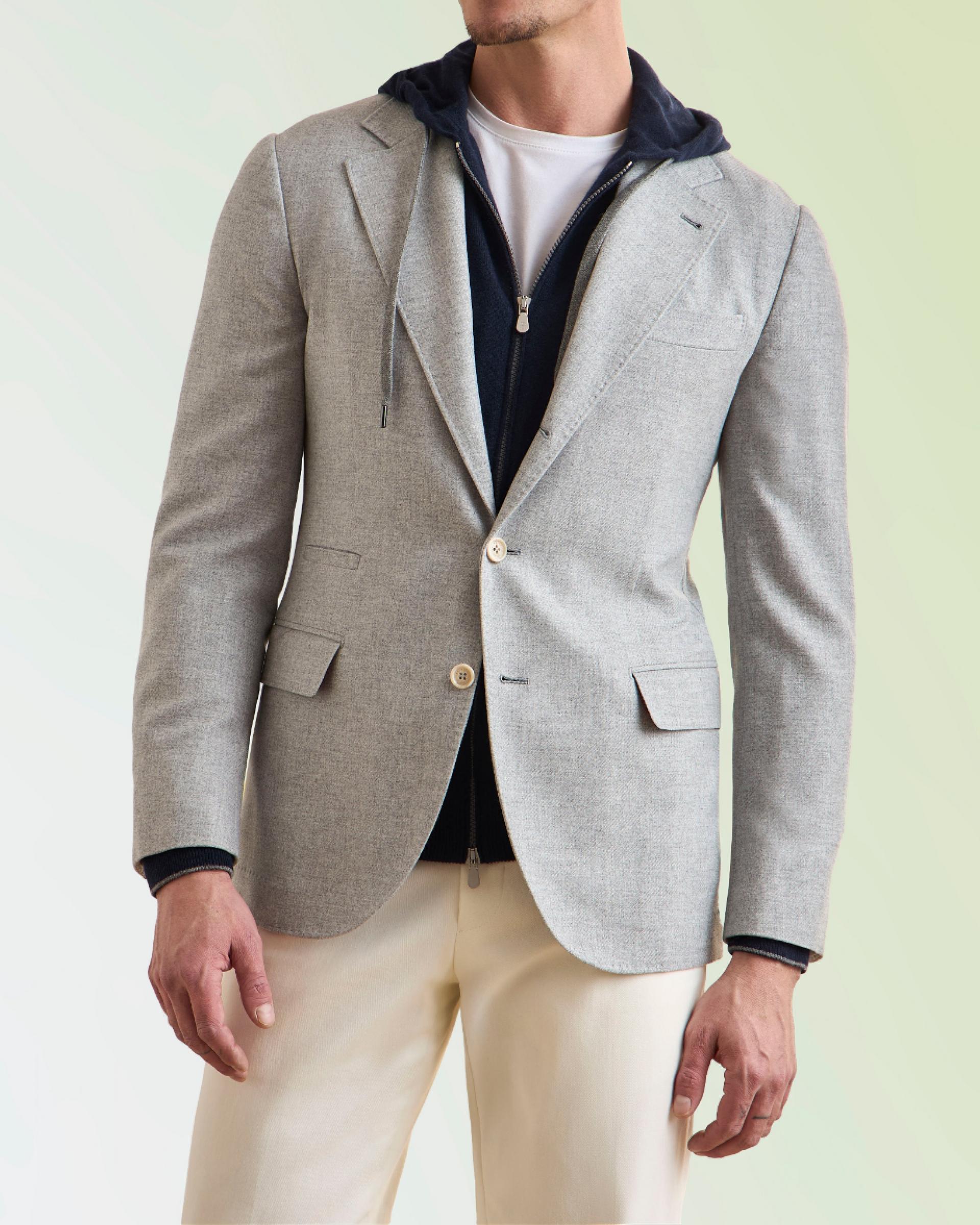 Mannequin masculin portant un chandail en tricot à glissière complète bleu pâle Brunello Cucinelli, agencé à un col roulé écru et un pantalon bleu marine