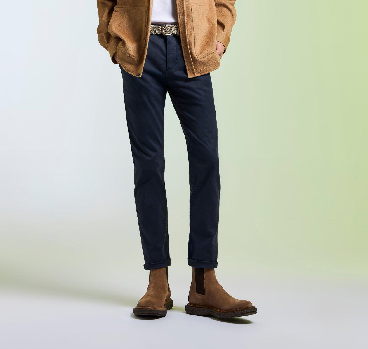 Un mannequin homme portant un jean bleu foncé de Paige