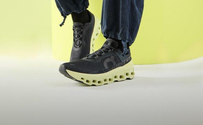 Mannequin portant des chaussures On bleu marine et vert lime