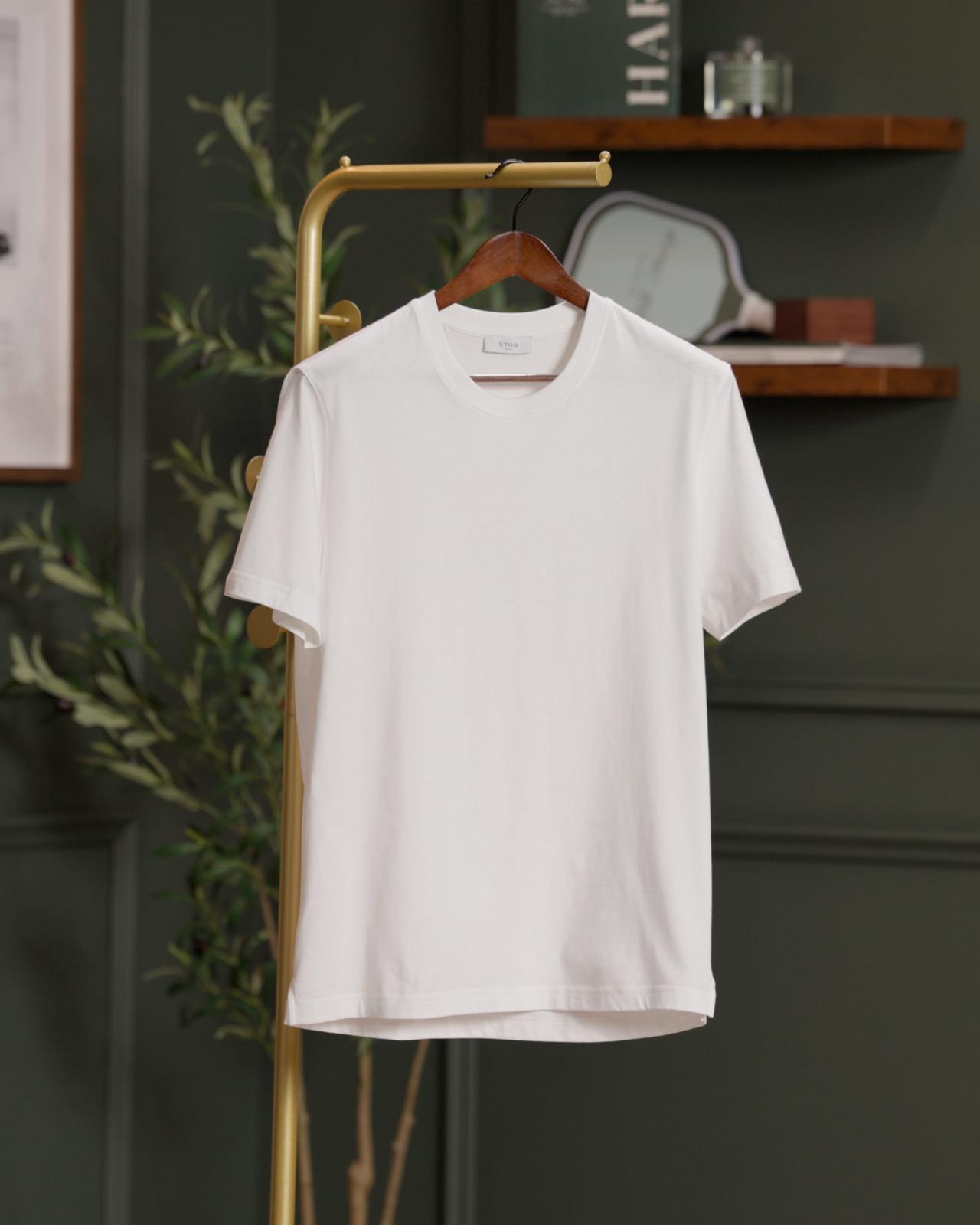 Un T-shirt blanc suspendu à un cintre