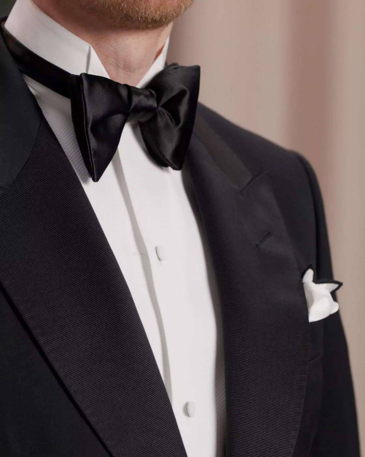 une chemise habillée blanche pour homme de Tom Ford avec un col cassé