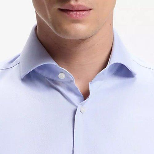 mannequin portant une chemise habillée bleu clair