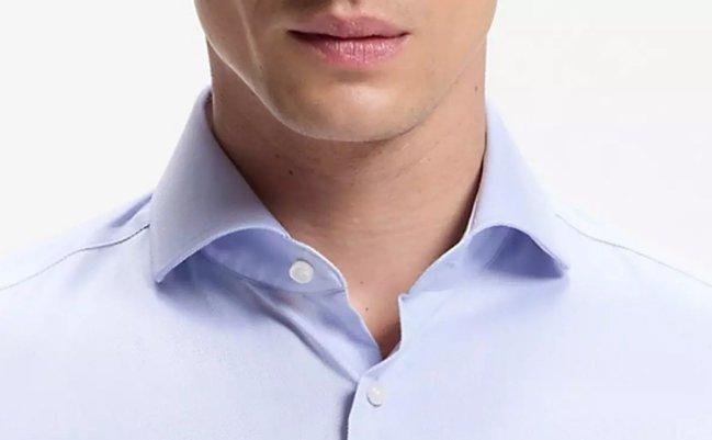 mannequin portant une chemise habillée bleu clair
