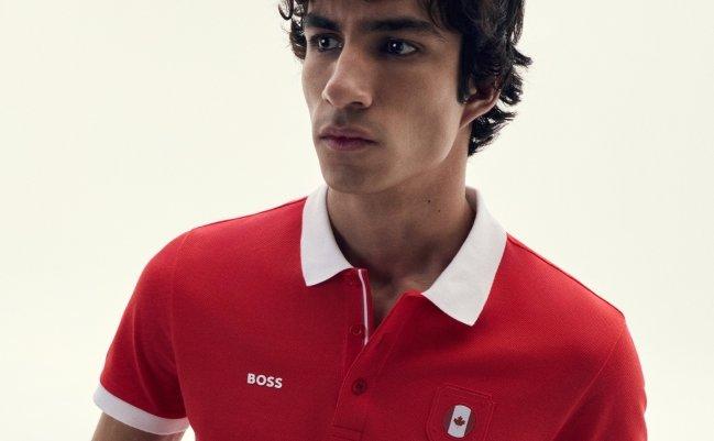 Un homme portant un polo rouge et blanc de BOSS avec un drapeau du Canada visible du côté droit