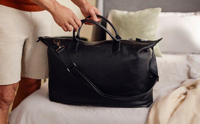 Une valise cabine argentée unique dans un champ de fleurs