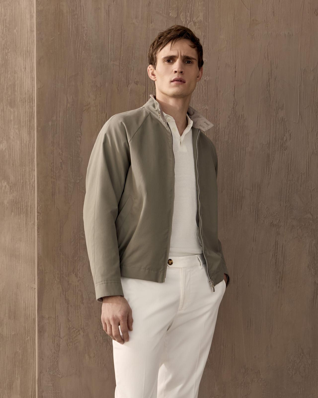 Mannequin homme portant un pardessus gris de Brunello Cucinelli, avec chemise blanche et pantalon blanc