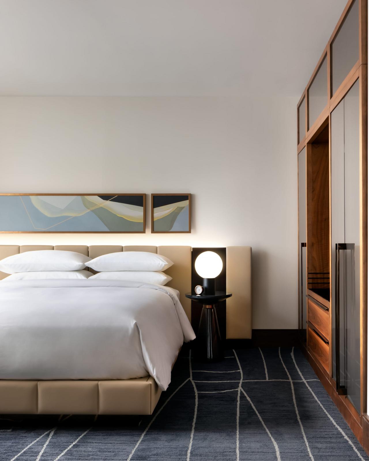 Une chambre moderne dotée d’un élégant cadre de lit beige et de draps blancs impeccables