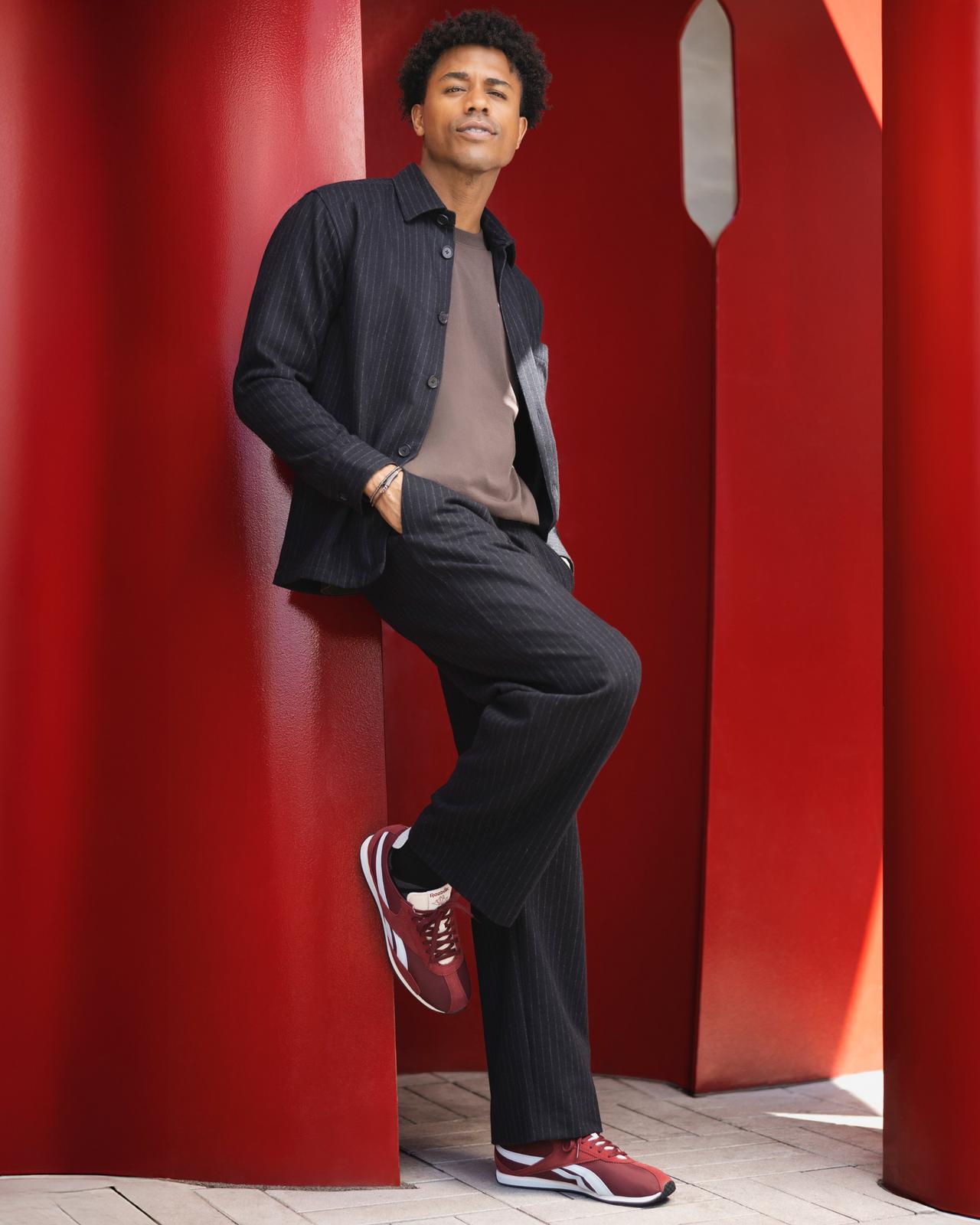 Un homme portant une tenue qui symbolise à la fois l'élégance et la décontraction