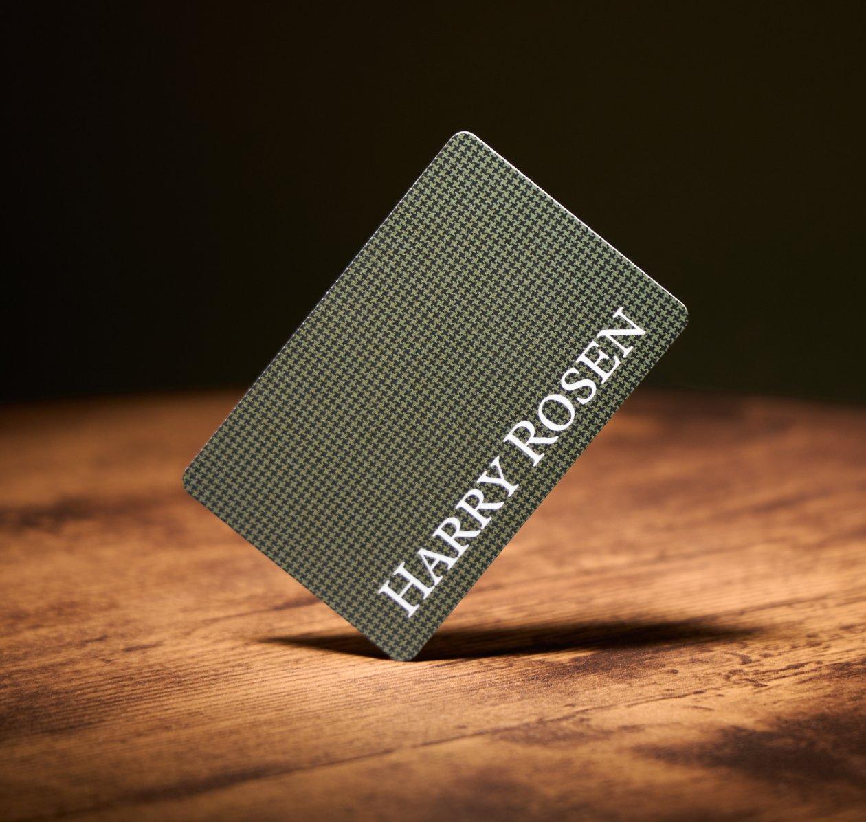 Carte-cadeau Harry Rosen sur une table en bois
