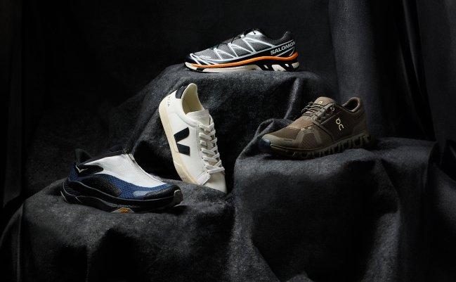 Un homme portant des mocassins gris pâle