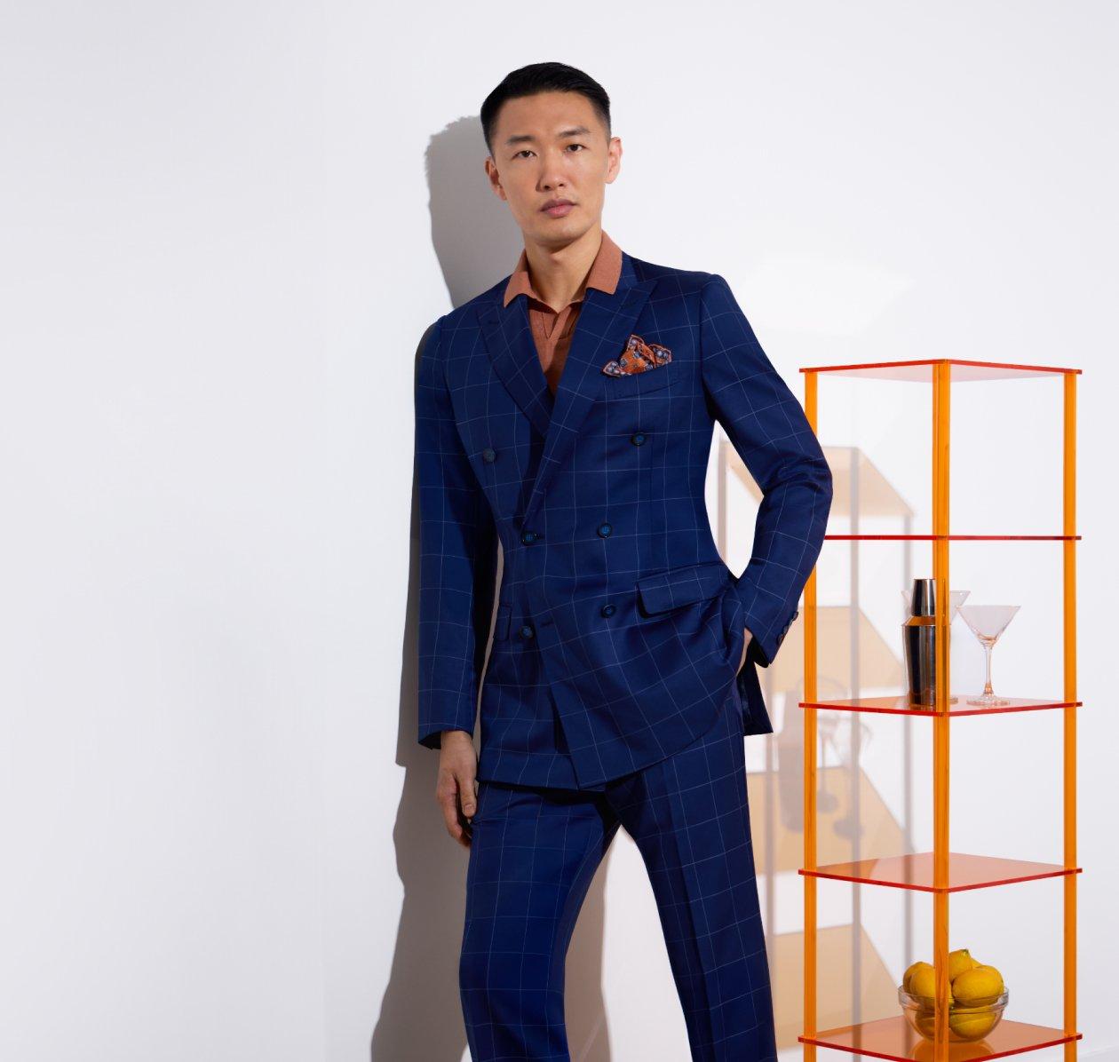 Model wear Harold blue suit 