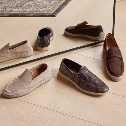 Sur le plancher, il y a trois types différents de mocassins