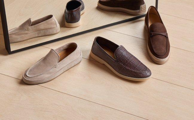 Sur le plancher, il y a trois types différents de mocassins