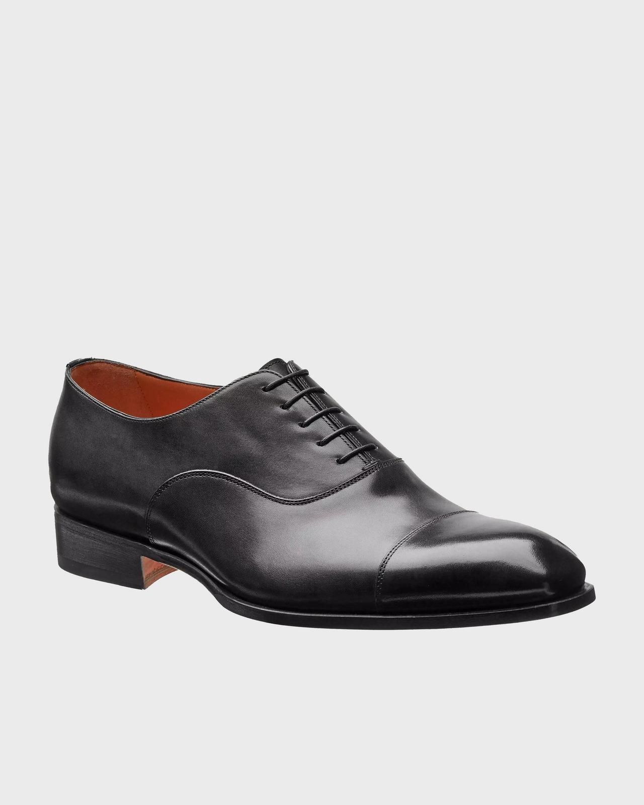 Des chaussures habillées noires de Santoni