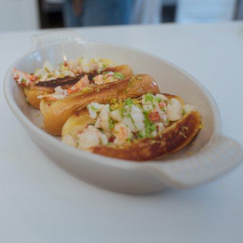 Rouleaux de homard présentés sur un plat ovale blanc