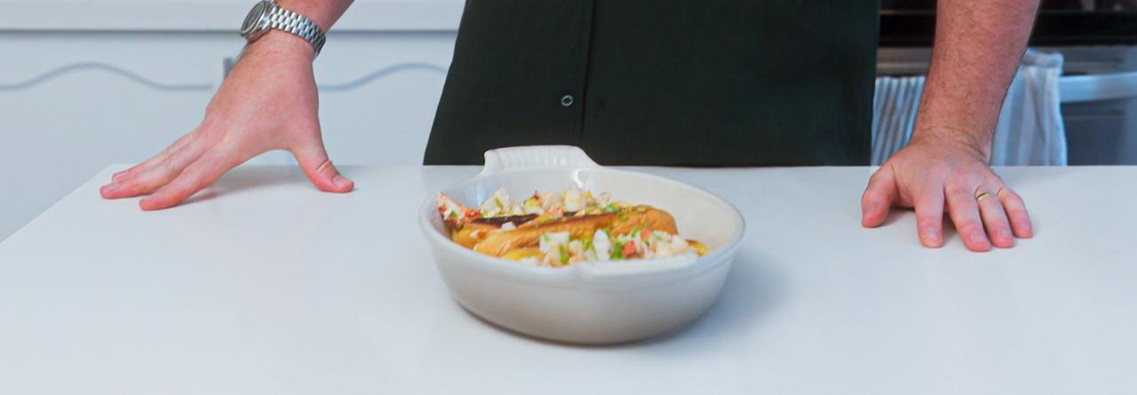 Coulson Armstrong présente des rouleaux de homard sur un plat ovale blanc.