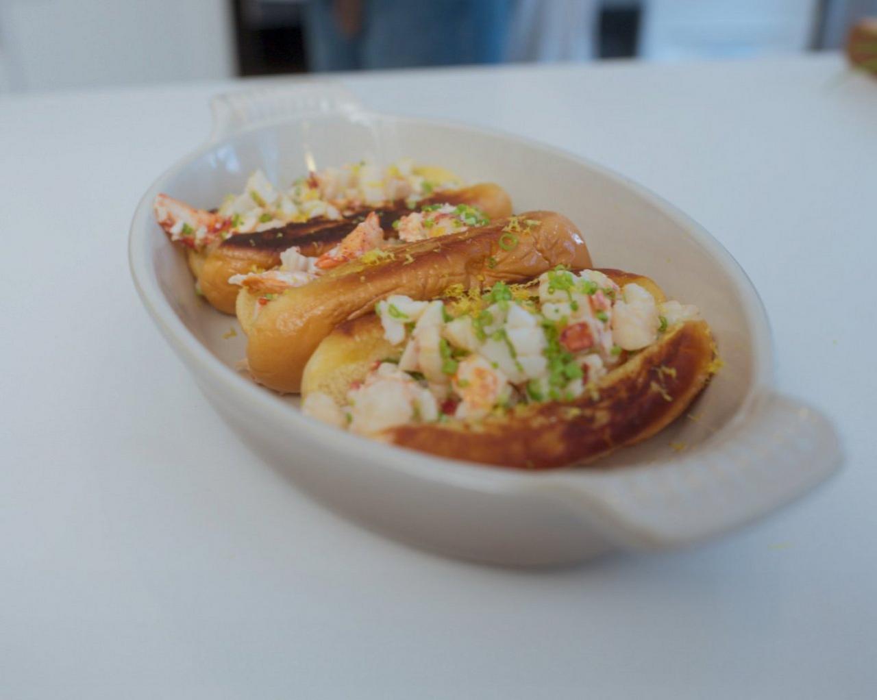 Rouleaux de homard présentés sur un plat ovale blanc