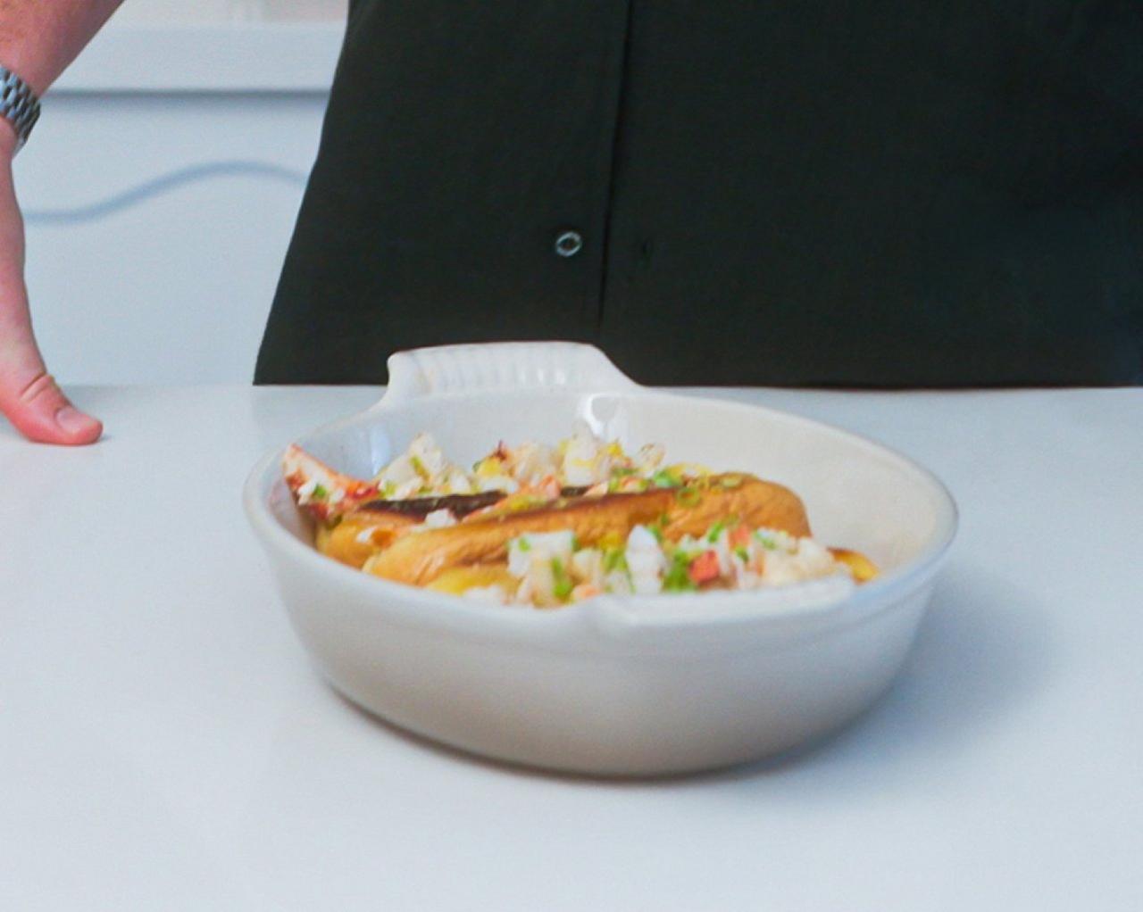 Coulson Armstrong présente des rouleaux de homard sur un plat ovale blanc.