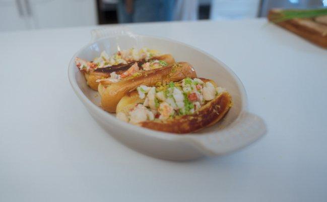 Rouleaux de homard présentés sur un plat ovale blanc