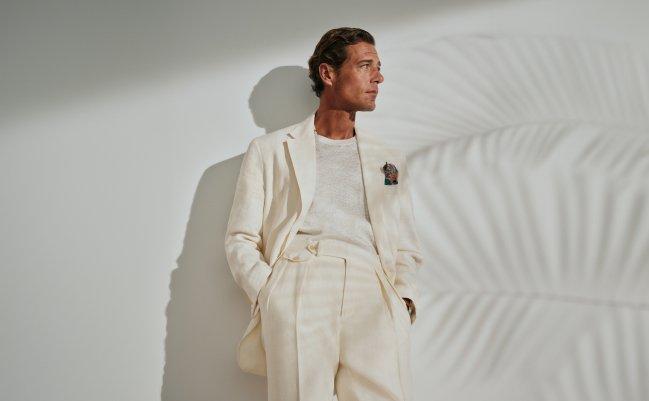 Un homme portant un costume blanc cassé avec un t-shirt à col rond