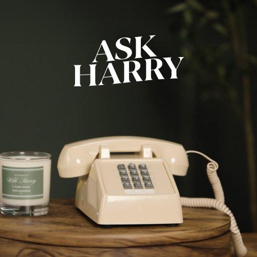 Un téléphone est posé sur la table avec le texte Ask Harry Office Dressing