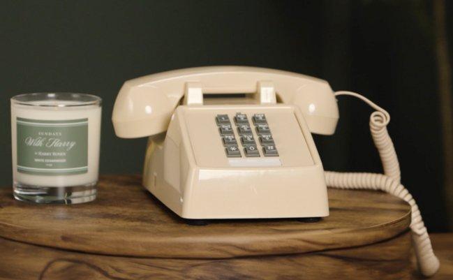 Un téléphone est posé sur la table avec le texte  Ask Harry Office Dressing