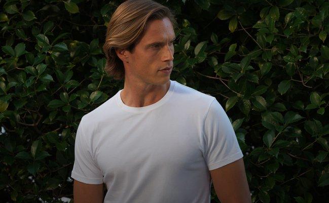 Un mannequin homme portant un t-shirt blanc haut de gamme issu de sa garde-robe capsule