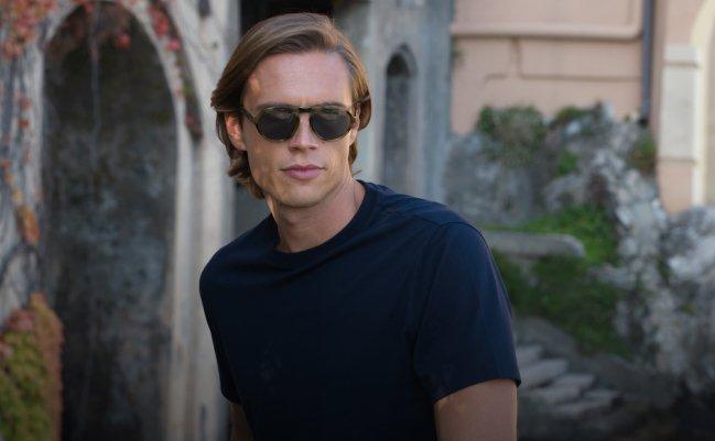 A man wearing a dark blue t-shirt with black pants