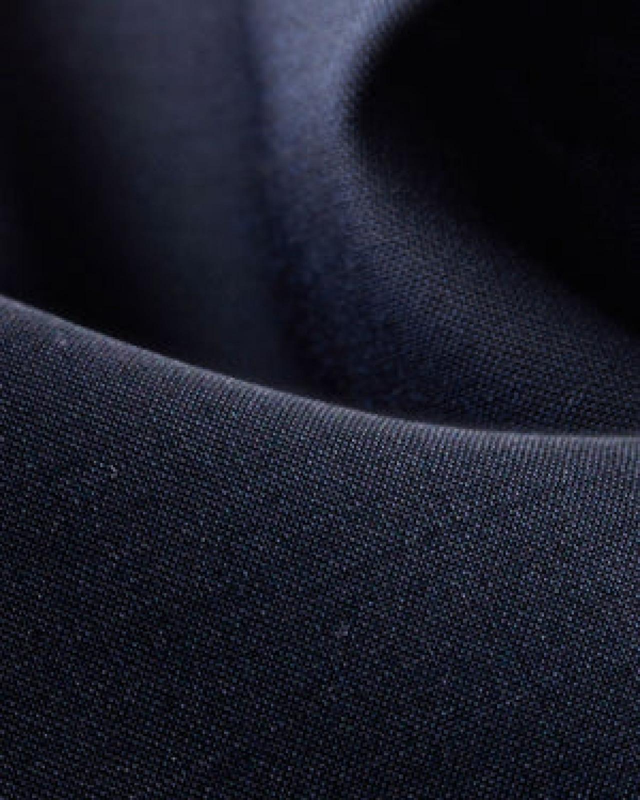 Un homme portant une chemise rayée blanche et bleue avec un short blanc cassé