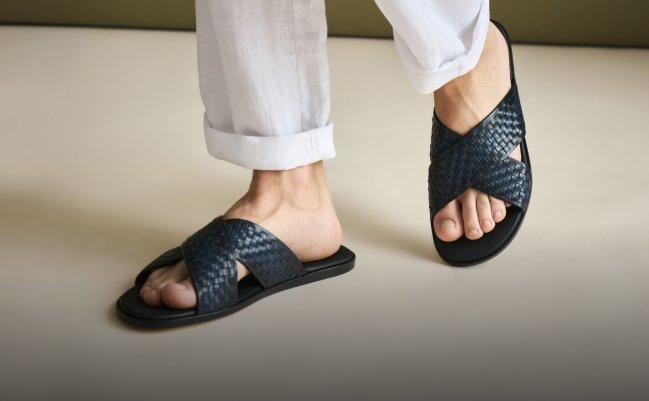 Un homme portant des sandales noires