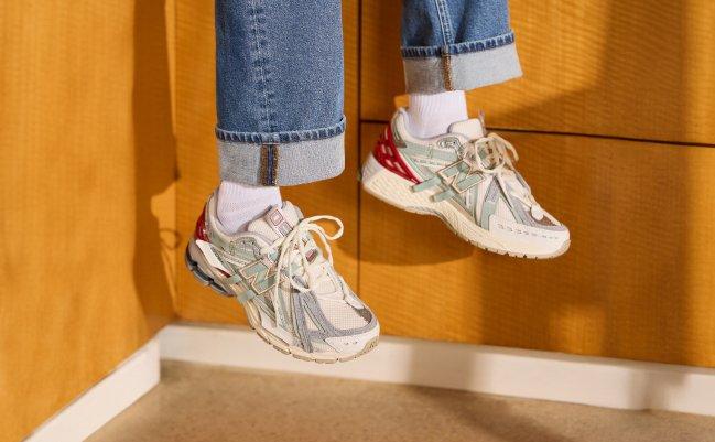 Une paire d’espadrilles blanc cassé