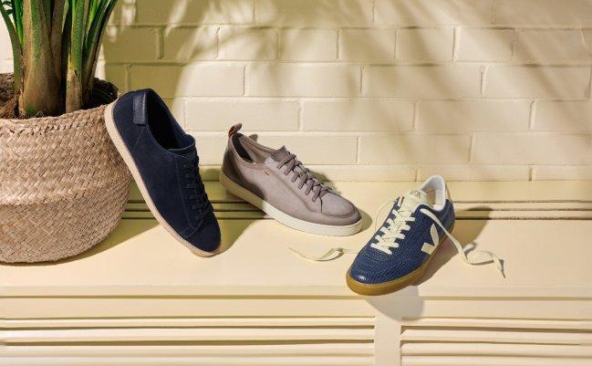 Une paire d’espadrilles blanc cassé