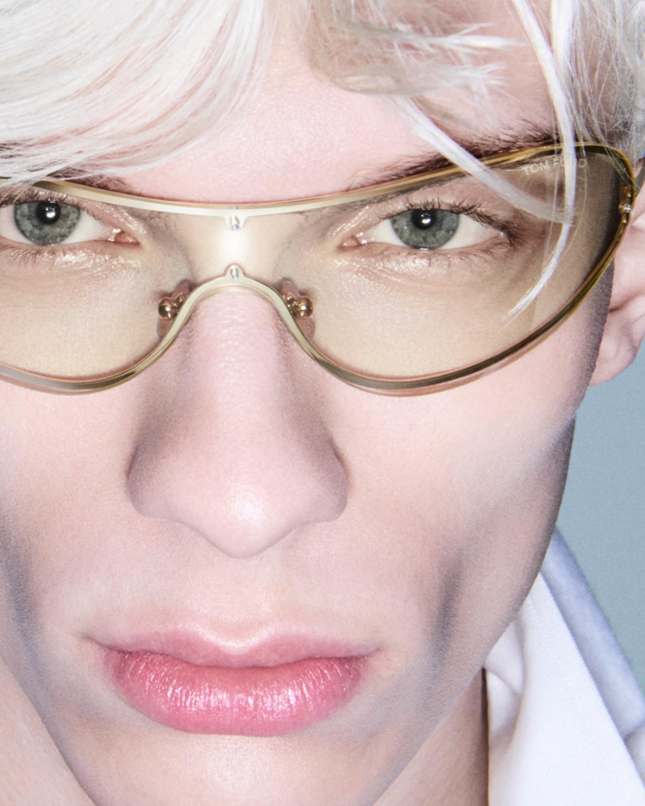 Gros plan d’un mannequin portant des lunettes Tom Ford