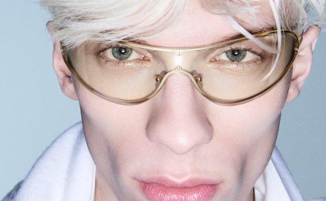 Gros plan d’un mannequin portant des lunettes Tom Ford