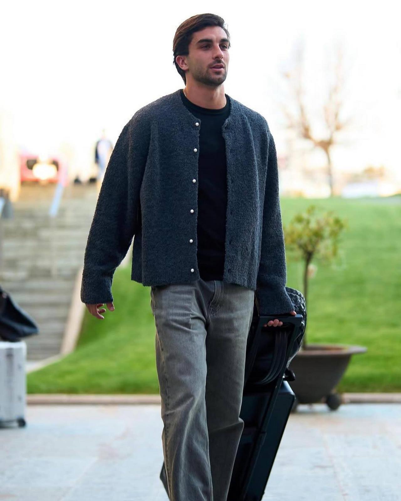 Ferran wearing a dark blue knitwear with classic black t-shirt and stonewashed jeans